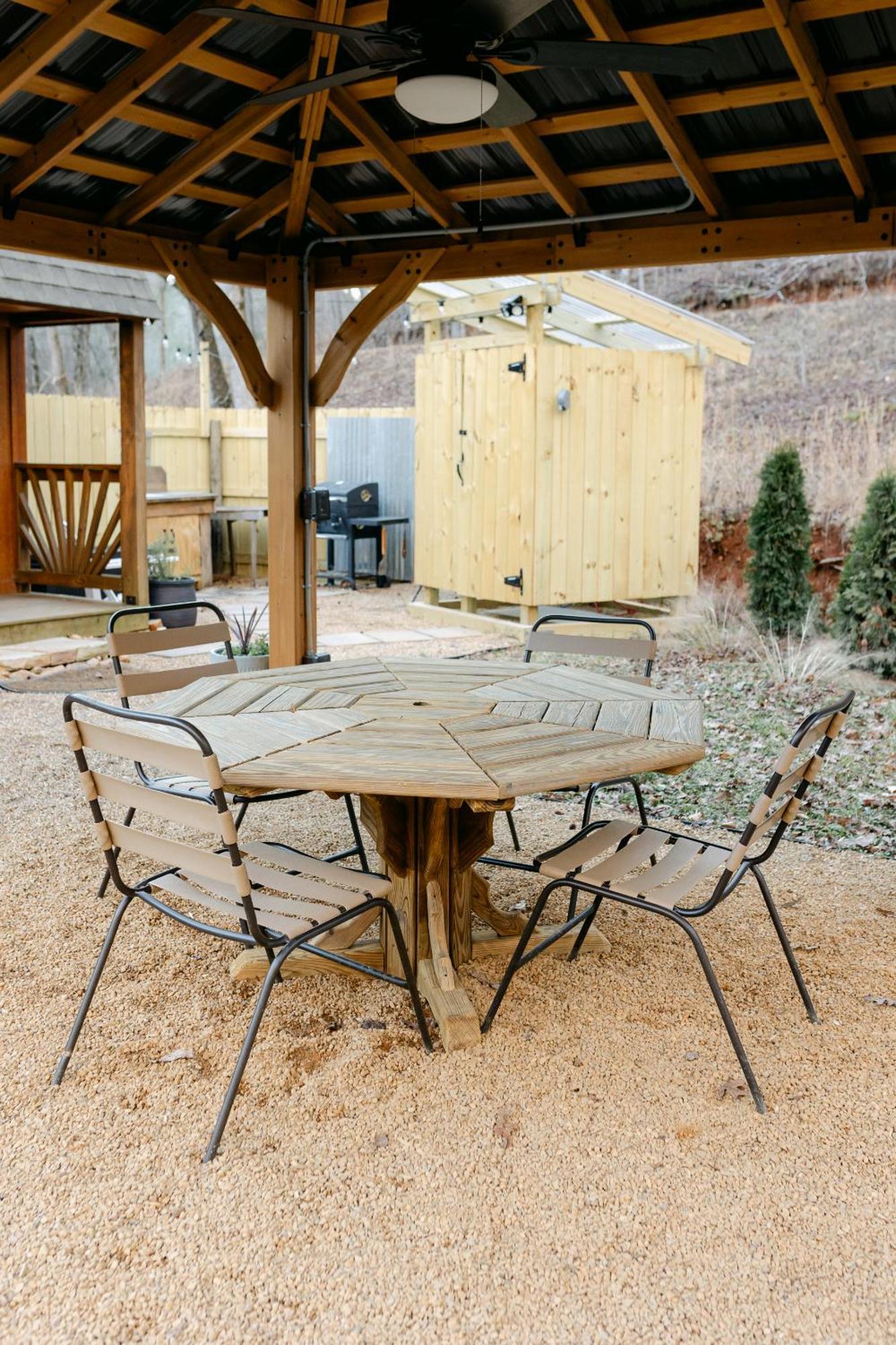 Blythe Shoals Base Camp Hotel Cleveland Екстериор снимка